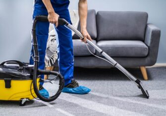 Cleaner using a commercial carpet cleaning machine. What Are the Most Effective Commercial Carpet Cleaning Machines?